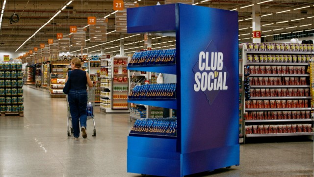 Update or Die! | O display m&oacute;vel de Club Social, que segue o consumidor dentro do supermercado