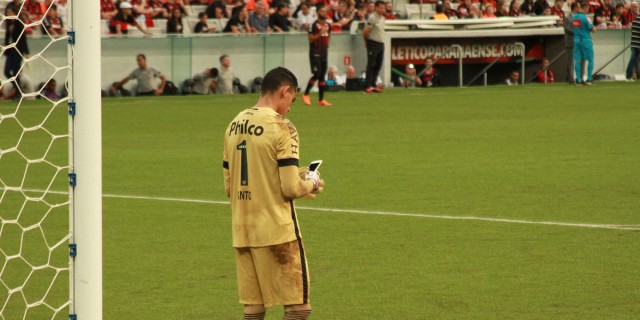 Goleiro do Atlético-PR usa celular durante o jogo | Uber Blog