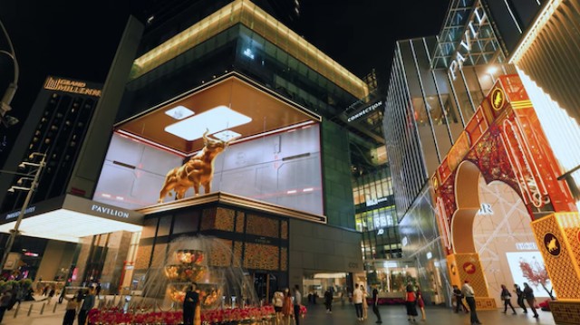A Bull Charges Fiercely At COVID-19 In Mall&rsquo;s Riveting Optical-Illusion Display - DesignTAXI.com